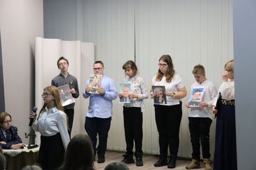 Inscenizacja z udziałem uczniów wieluńskich szkół w Bibliotece Miejskiej - dotyczyła Nagrody Nobla
